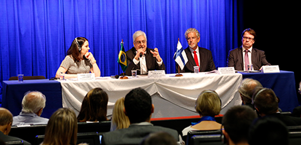 O Superintendente do Sesi-SP, Walter Vicioni e o Diretor da Faculdade Sesi de Educação, Cesar Callegari receberam a Ministra Sanni Grahn-Laasonen e o Embaixador da Finlândia, Markku Virri. / Foto: Helcio Nagamine – Fiesp.